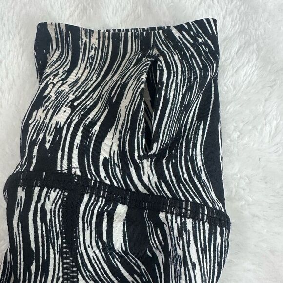 Skirt Sports Women's M Long Sleeve Athletic Tee Black White Marble Swirl Pattern - Picture 5 of 9